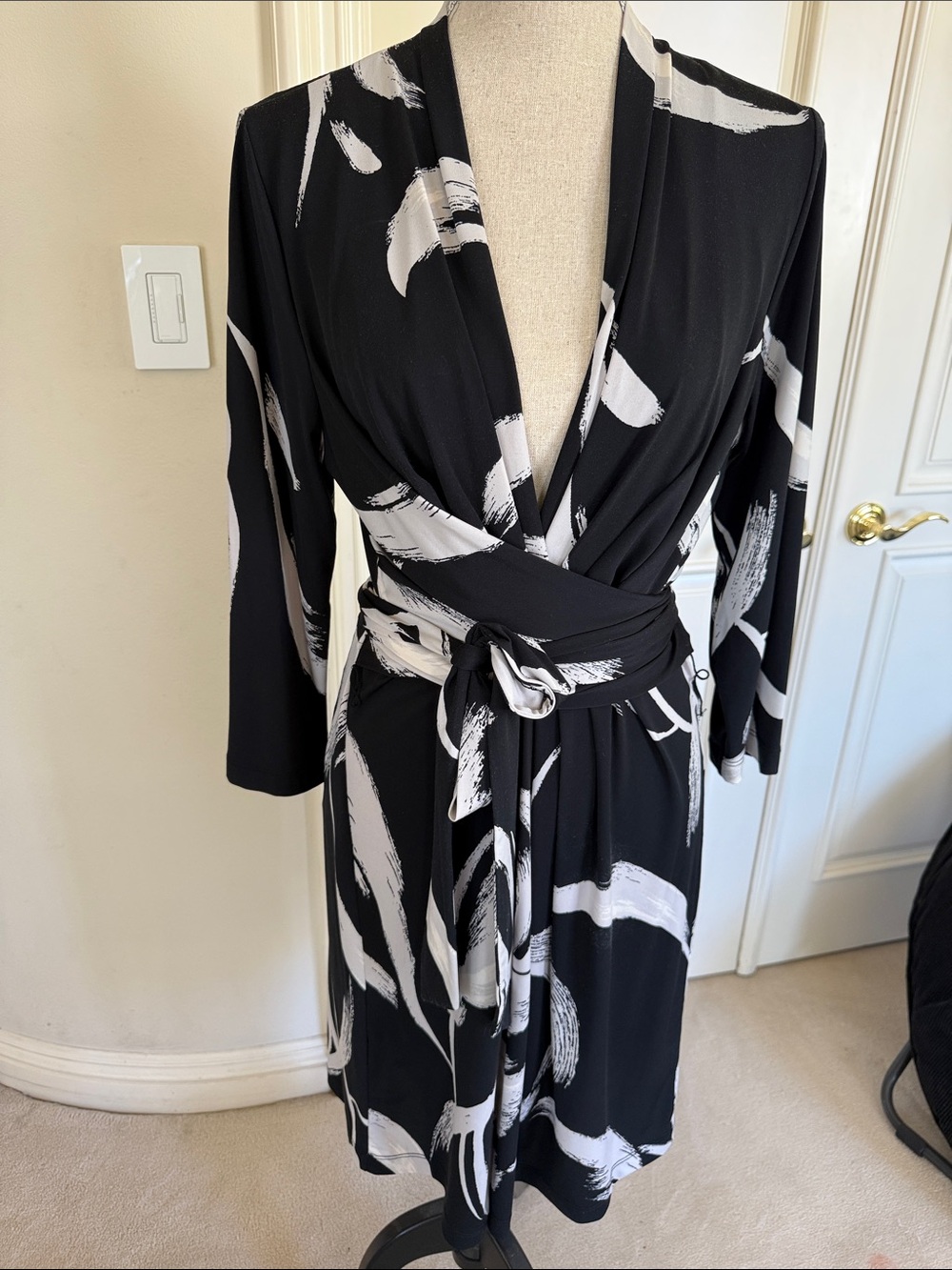 BCBGMaxAzria Black and White Brushstroke Wrap Robe